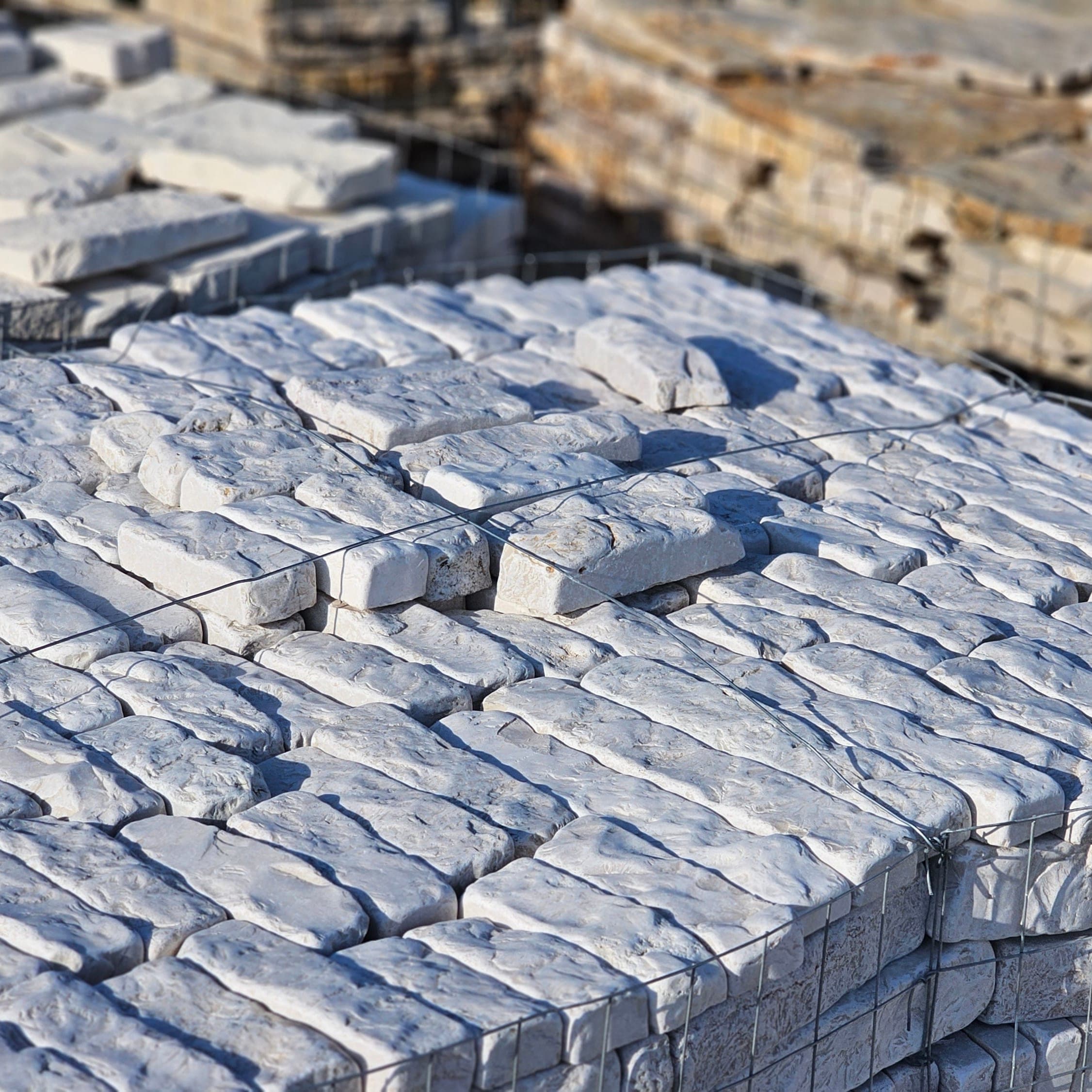 Listelli in pietra tranciati anticati