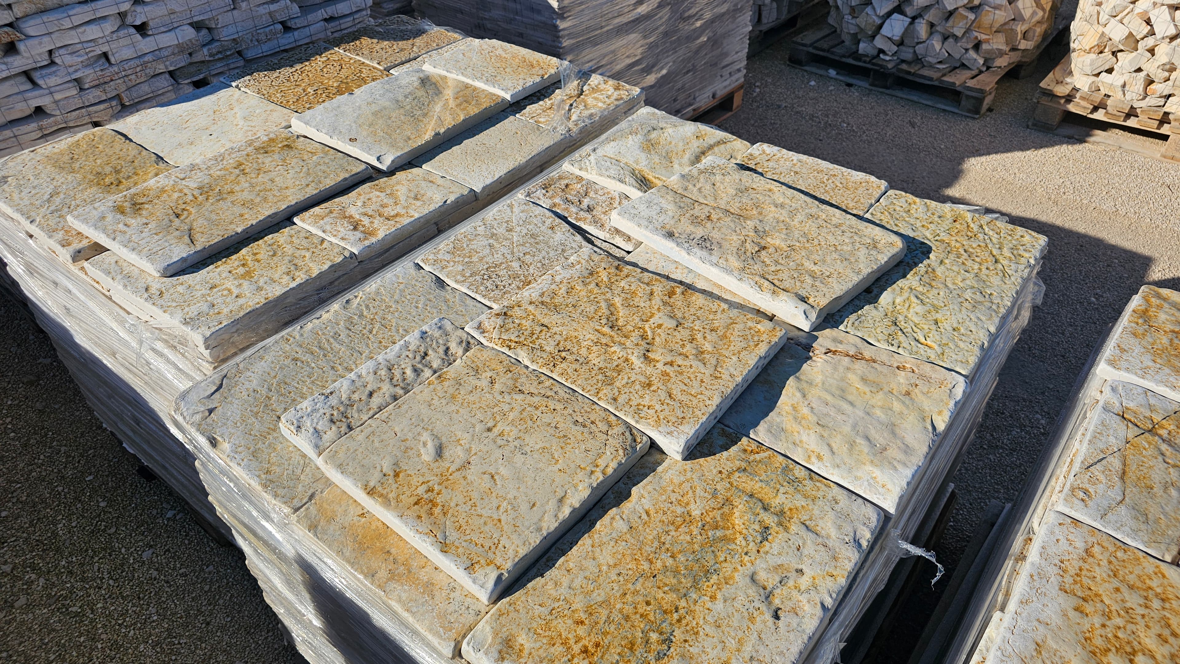 Facciata in pietra rustica con dettagli artigianali