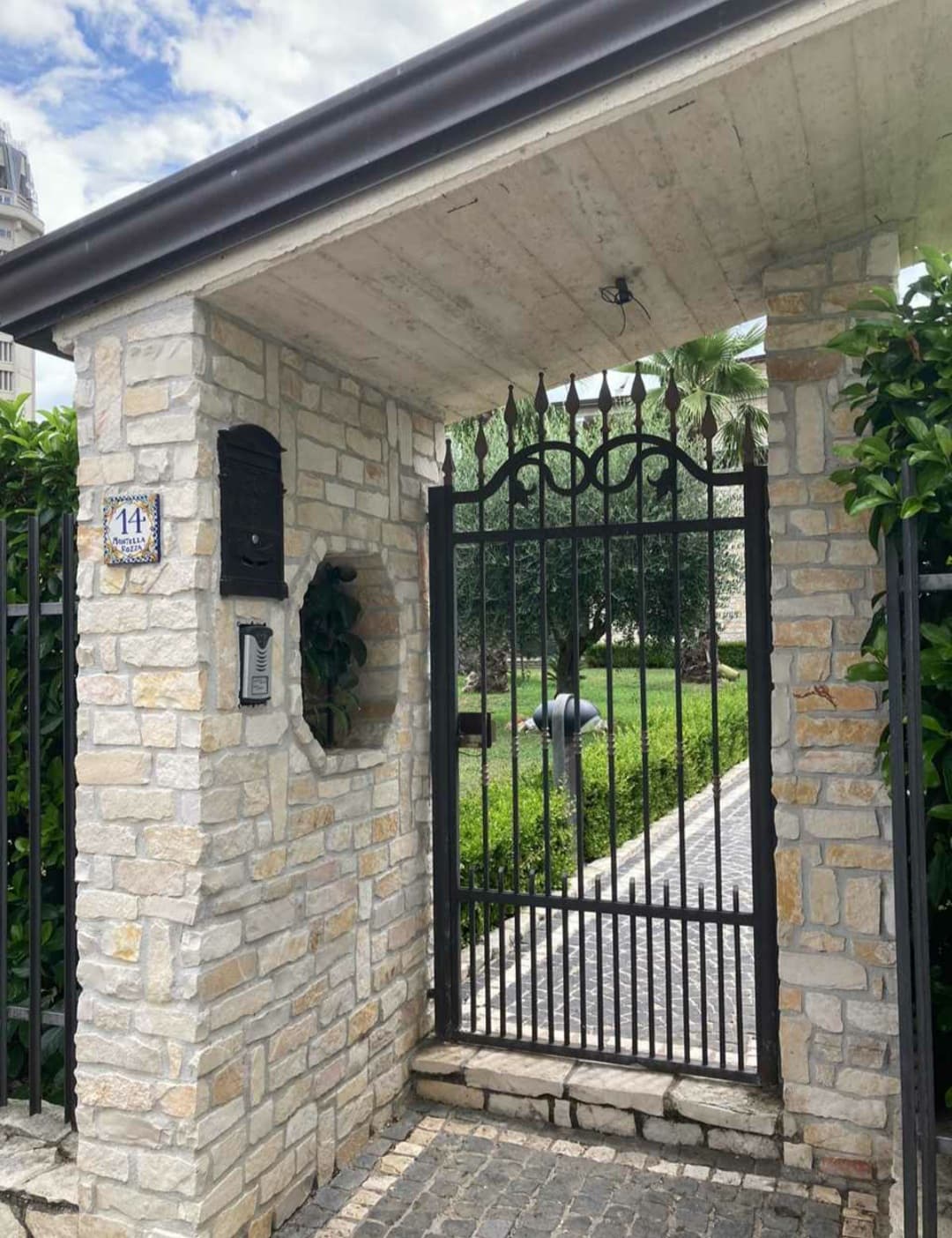 Dettaglio lavorazione pietra di Trani per esterni