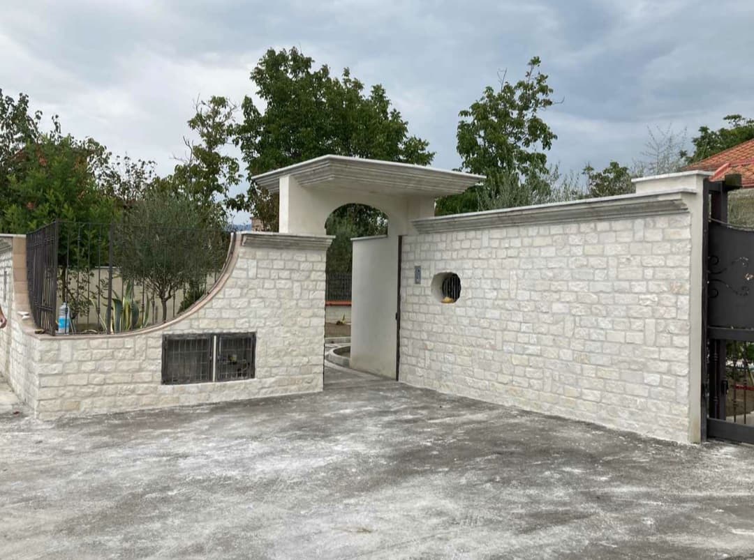 Dettaglio rivestimento in pietra a spacco naturale