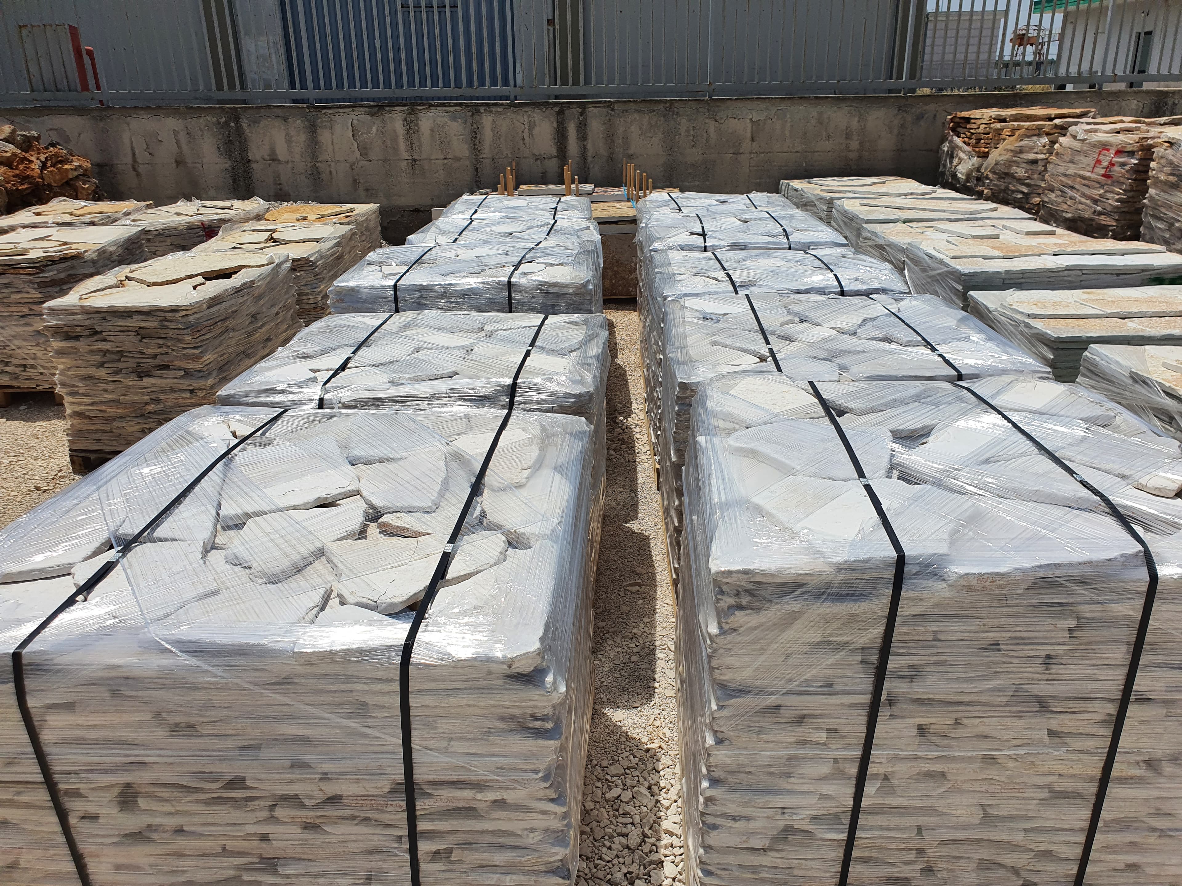 Rivestimento camino in pietra rustica